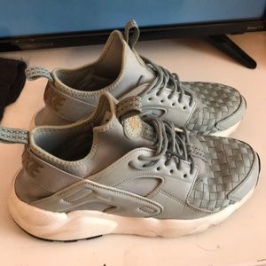 Blue huaraches size 8, in worn condition !